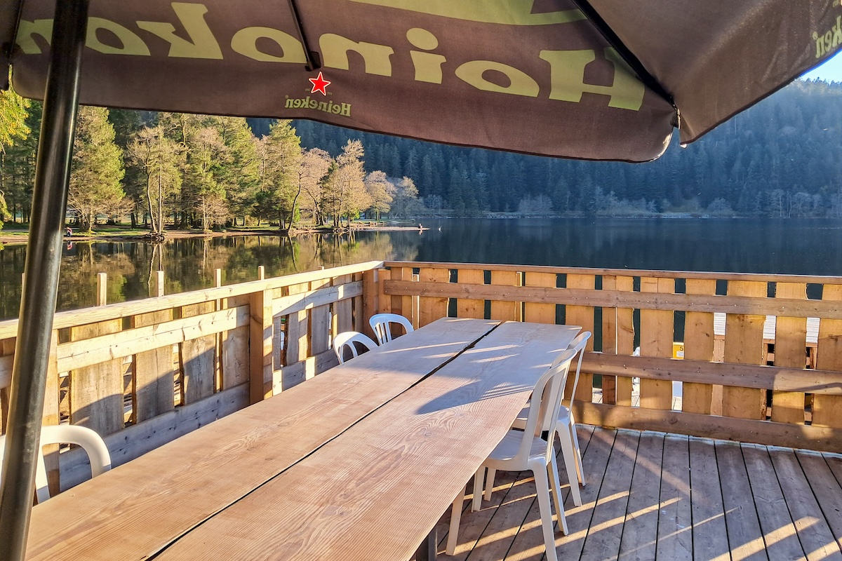 Table à l'exterieur du restaurant